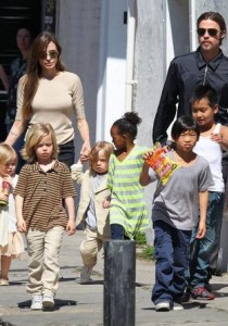 BRAD e ANGELINA : o VERDADEIRO PAI de seus FILHOS!