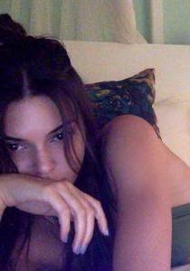 KENDALL JENNER fez uma TATUAGEM no rosto...