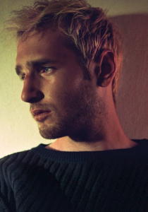 ADIVINHE quem é o PAI FAMOSO deste jovem modelo?