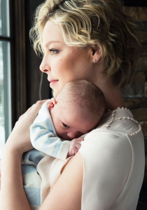 KATHERINE HEIGZ: PRIMEIRA FOTO com seu BEBÊ!