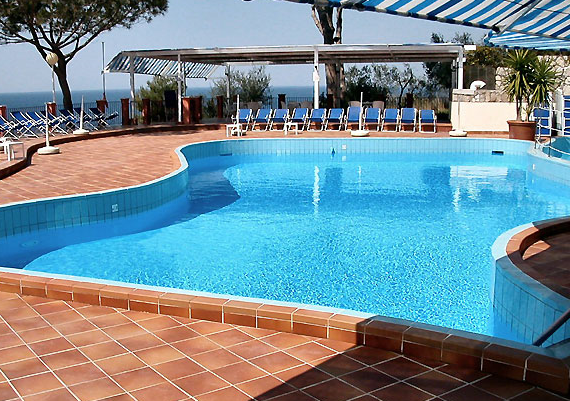 Veja como algumas cadeiras de pl&aacute;stico branco podem tornar seu jardim mais bonito