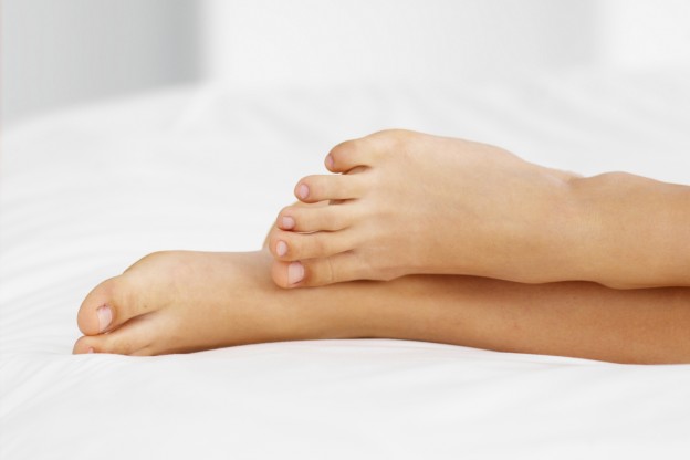 maneiras naturais de aliviar a dor nos pés e tornozelos